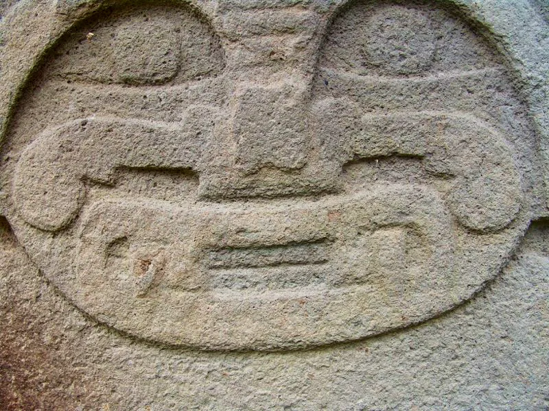 Sorprende en el arte del Macizo Colombiano la enorme diversidad de variaciones en torno al tema de las fauces animales. Cada una de ellas está representada individualmente y su rasgo más sobresaliente son los enormes colmillos, por los cuales tradicionalmente se las ha identificado como fauces de jaguar. Sin embargo, el análisis iconográfico de la estatuaria sugiere que pueden pertenecer más bien al mono.