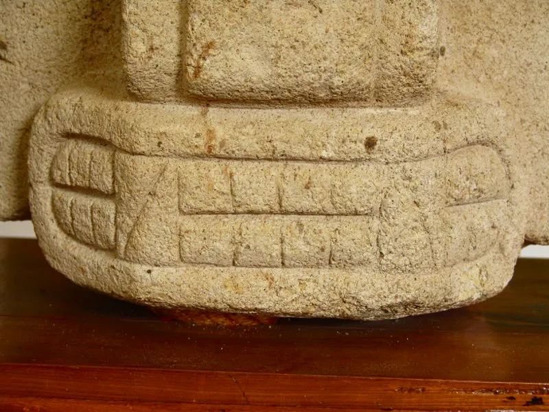 Sorprende en el arte del Macizo Colombiano la enorme diversidad de variaciones en torno al tema de las fauces animales. Cada una de ellas está representada individualmente y su rasgo más sobresaliente son los enormes colmillos, por los cuales tradicionalmente se las ha identificado como fauces de jaguar. Sin embargo, el análisis iconográfico de la estatuaria sugiere que pueden pertenecer más bien al mono.
