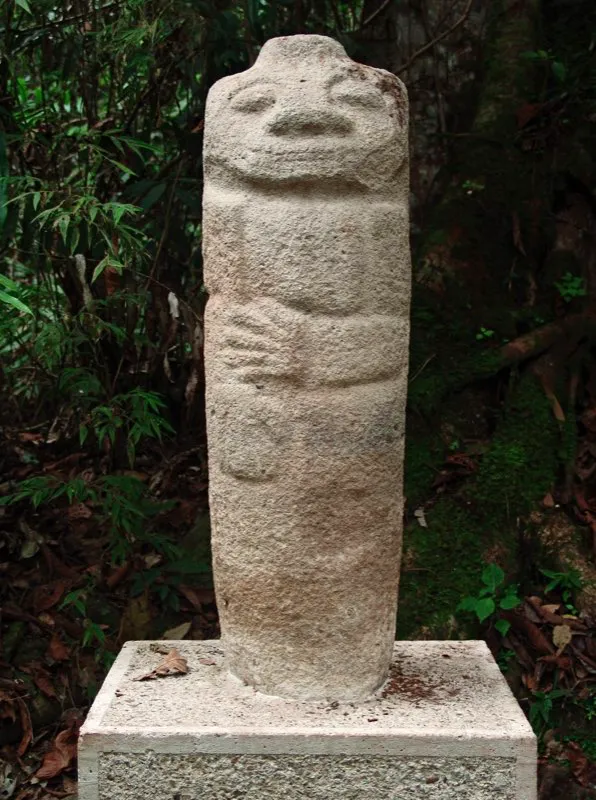 En la estatuaria la asociación más clara y visible entre el mono y el falo se encuentra en los “guardianes de tumbas”, compuestos por una cabeza de mono sobre un cuerpo cilíndrico. Konrad Preuss informó sobre un detalle extraordinariamente significativo: al menos dos de ellos se hallaron clavados en el suelo, con la cabeza hacia abajo. El mono sería, pues, la síntesis de la fuerza procreadora de la naturaleza.