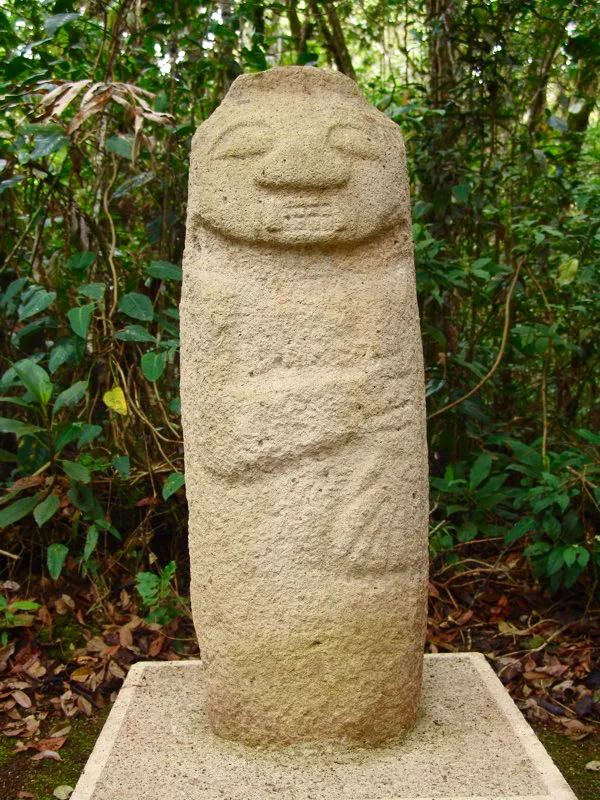 En la estatuaria la asociación más clara y visible entre el mono y el falo se encuentra en los “guardianes de tumbas”, compuestos por una cabeza de mono sobre un cuerpo cilíndrico. Konrad Preuss informó sobre un detalle extraordinariamente significativo: al menos dos de ellos se hallaron clavados en el suelo, con la cabeza hacia abajo. El mono sería, pues, la síntesis de la fuerza procreadora de la naturaleza.