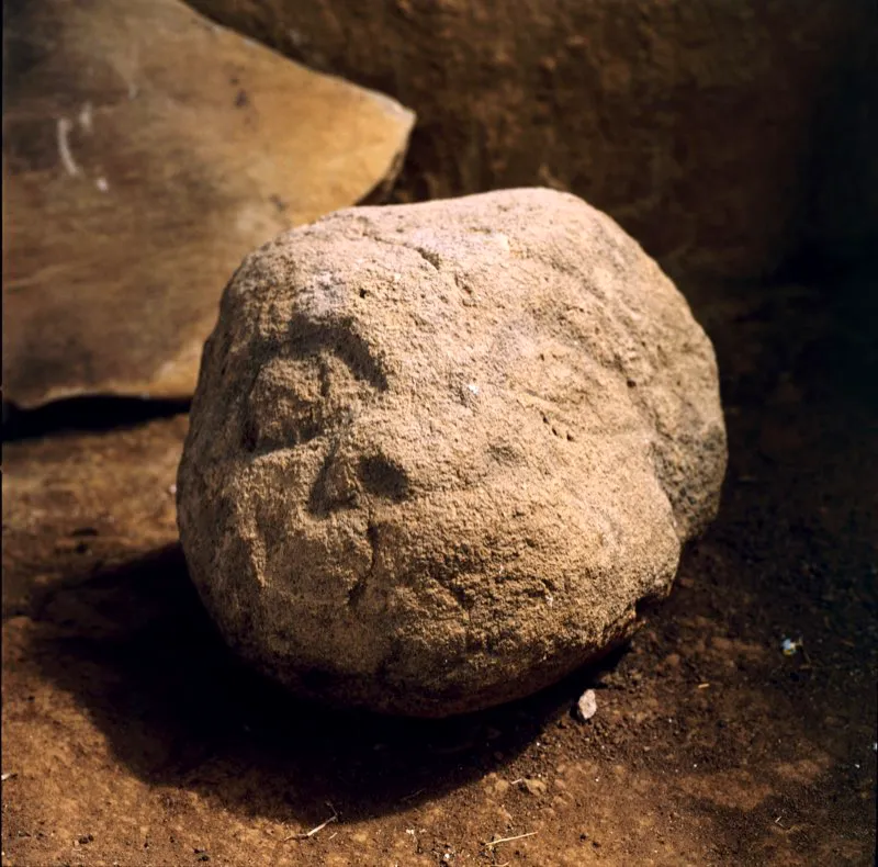 En la Meseta B del Alto de los Ídolos se encuentra esta pequeña piedra en forma de pirámide truncada de tres caras en las cuales están talladas, respectivamente, las cabezas de un mono, una figura humana con fauces animales y un ave rapaz. Son probablemente las tres fases fundamentales de la transformación del chamán al impetrar a los poderes naturales y sobrenaturales para asegurar la fertilidad.