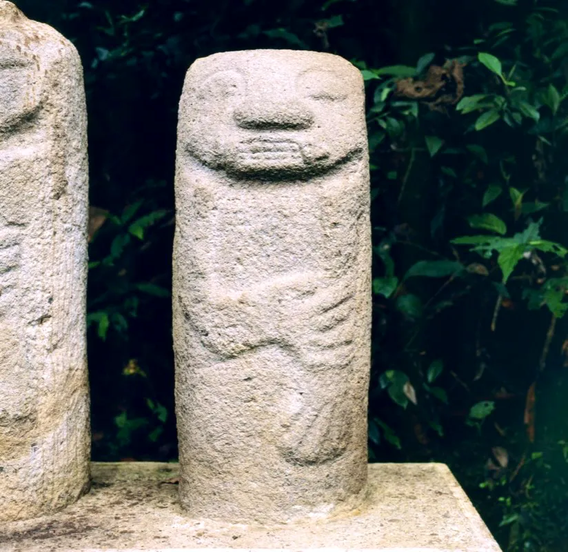 Ejemplo de “guardianes de tumbas” de la Mesita B del Parque Arqueológico de San Agustín. El hecho de que en su mayoría (más de 30 halladas hasta hoy) procedan de dicho lugar seguramente no es casual. En dicha mesita se encuentran muchas de las figuras más representativas de la estatuaria, relacionadas con el culto de la fertilidad, con el sol y la tierra y con los orígenes del ser humano.
