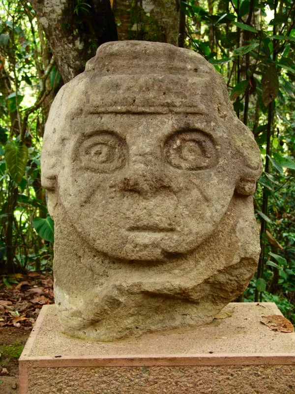 Algunas estatuas con figura humana cuyo estilo general podríamos llamar “realista”, como una cabeza de La Parada, ostentan bocas muy poco realistas, pues no pertenecen a seres humanos. Talladas simplemente como cortes horizontales en la piedra y sin labios, son más bien bocas de mono cerradas.