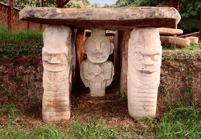 Dos magníficas imágenes del mono-serpiente dispuestas hoy como estatuas laterales de una estructura dolménica en el Montículo Sur de la Mesita B del Parque Arqueológico de San Agustín. Cada una de ellas representa la posición que adoptan muchas serpientes como parte de su conducta de apareamiento al levantar sobre el suelo o el agua cerca de una tercera parte de su cuerpo. Las franjas horizontales que muestran a lo largo de su cuerpo, y que Konrad Preuss vio como “costillas” y José Pérez de Barradas como “volantes” de una túnica, representan en realidad las escamas o anillos ventrales de algunos ofidios. Para los indios actuales del noroeste amazónico lo que hacen las serpientes es levantar la cabeza para mirar a las estrellas y conocer el momento adecuado para reproducirse y engendrar los peces.