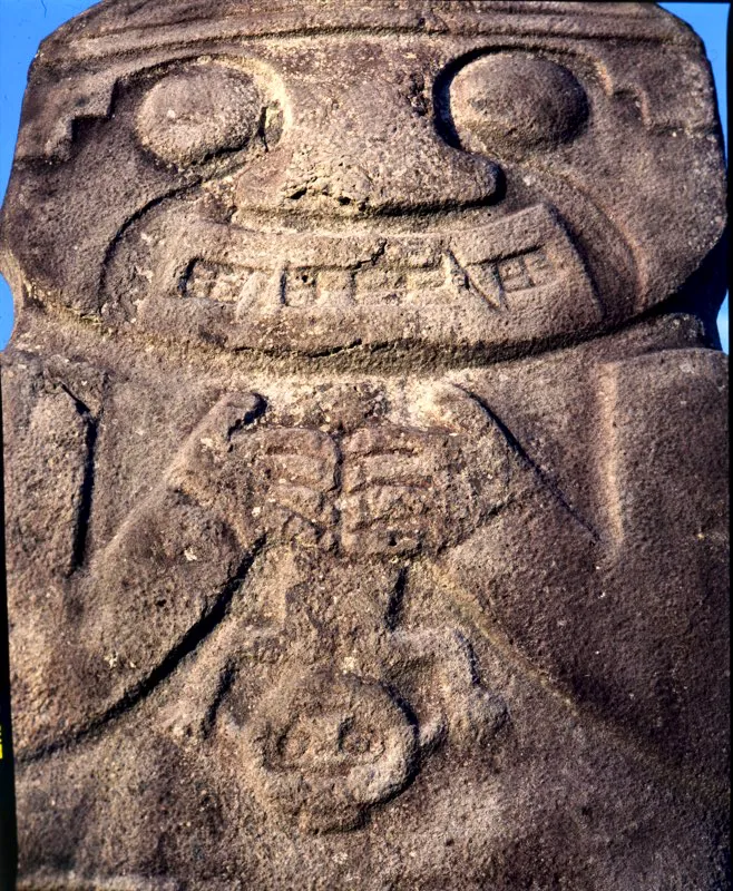 El centro de atención de la estatua de la fecundidad de la Mesita B es el mono-serpiente, y se presenta con todas las características de los “guardianes de tumbas”: cuerpo cilíndrico, sus dos brazos, cabeza de mono decapitado (tiene los ojos cerrados), e incluso el apéndice rectangular que corona su cabeza. Queda entonces claro que el mono-serpiente, sintetizado en los “guardianes de tumbas”, es el falo del sol.