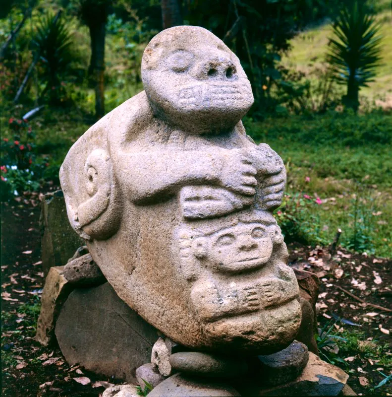 El descubrimiento en 1969 de la estatua ilustrada en esta página en La Parada dio lugar a nuevas especulaciones sobre el motivo del animal que cubre a otro, que se repite varias veces en la estatuaria. Quedó en claro, en primer término, que la figura dominada no es una cría ni una hembra de mono, sino una hembra humana, una mujer. Aunque siguió sosteniéndose que el animal mayor era un felino, el acentuado prognatismo de su cabeza, la forma del cuerpo y de la cola, y el amplio sentido simbólico de las fauces, que indica que no son necesariamente de jaguar, confirman que se trata de un mono. El acto que llevan a cabo es una cópula, como lo vio Cuervo Márquez. En síntesis, estas esculturas representan el coito entre un mono (o falo —gahki en desana—) y la hembra humana. Son imágenes visuales del origen del hombre.