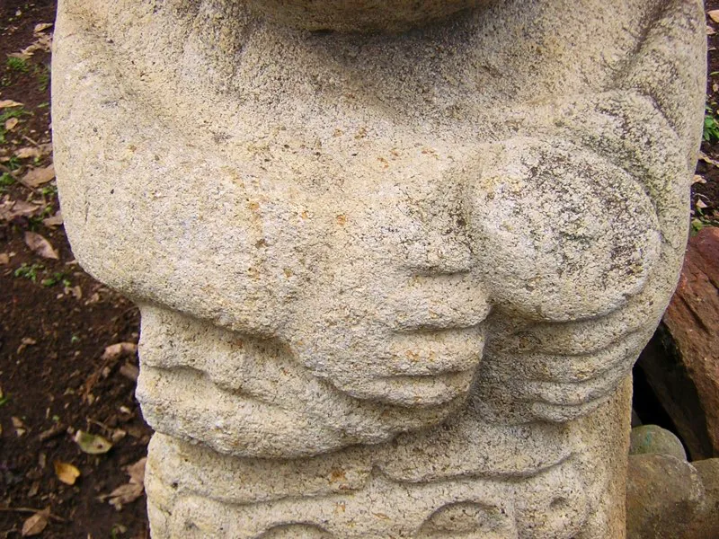La figura infantil ilustrada sobre estas líneas y perteneciente a la estatua de La Parada, bien puede ser la imagen del primer macho humano, el primer hombre de la creación, resultado del coito entre un mono y una mujer representado en la misma estatua. Sorprendentemente, entre los desana del noroeste amazónico la palabra que designa a este primer hombre es la misma que literalmente significa mono y pene (gahki).