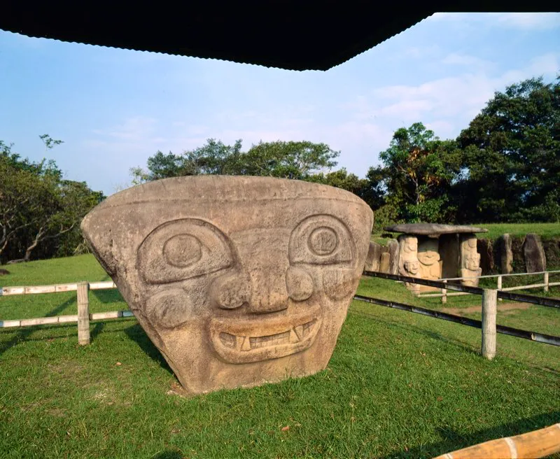 La gran cabeza monolítica del Montículo Noroeste de la Mesita B del Parque Arqueológico de San Agustín sin duda reúne significados centrales en el pensamiento del Macizo Colombiano prehispánico. Por su posición original, mirando hacia el oriente, probablemente estaba asociada con el sol naciente, y por su forma triangular y sus facciones representaba al hombre-mono; el mono decapitado, con sus fauces animales bien destacadas y con abultamientos en los pómulos seguramente para indicar la masticación de hojas de coca. La combinación del sol, el hombre, el mono y la coca resumen el principio de la transformación permanente de las cosas, el culto de la fertilidad, la potencia procreadora del macho humano y animal, y los peligros que tal potencia encierra. Es quizá la imagen del primer hombre sobre la tierra.