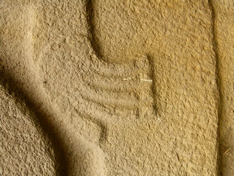 Estatua de la Mesita C del Parque Arqueológico de San Agustín, manos, en cuyos dedos son visibles la uñas y que llevaron a Preuss a escribir que son “indudablemente una imitación de garras”.