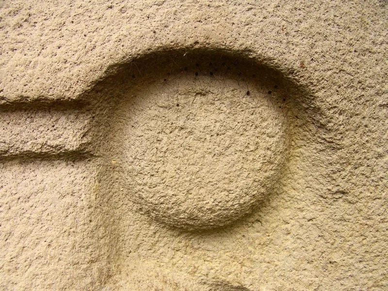 Estatua de la Mesita C del Parque Arqueológico de San Agustín, grandes ojos redondos sin iris ni pupila (como de mono muerto).