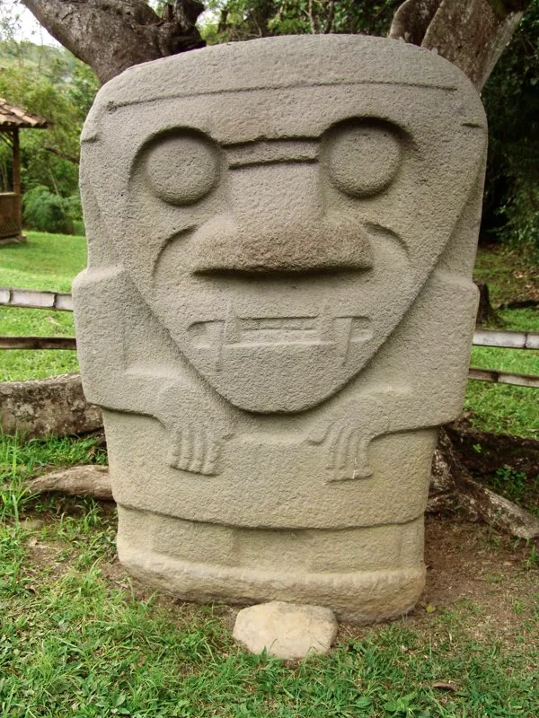 En conjunto, esta estatua de la Mesita C presenta —como dijo Preuss— “un aspecto brutal”, pero este no está dado tanto por los colmillos cruzados, los ojos o los dedos, sino por la técnica escultórica. El artista logró notables efectos de luz mediante los profundos cortes que marcan las facciones. Los prominentes arcos superciliares y los correspondientes ojos hundidos, la intensa línea doble que los une, los profundos pliegues que enmarcan la nariz y la sombra que produce la línea inferior de esta, dan a la estatua un talante amenazador y espectral que dio pie a Luis Duque Gómez a describirla como una “deidad con máscara de simio”. En la estatuaria, sin embargo, la máscara de mono puede ser superflua, pues al fin y al cabo los seres humanos no solo son como animales sino más precisamente como monos.