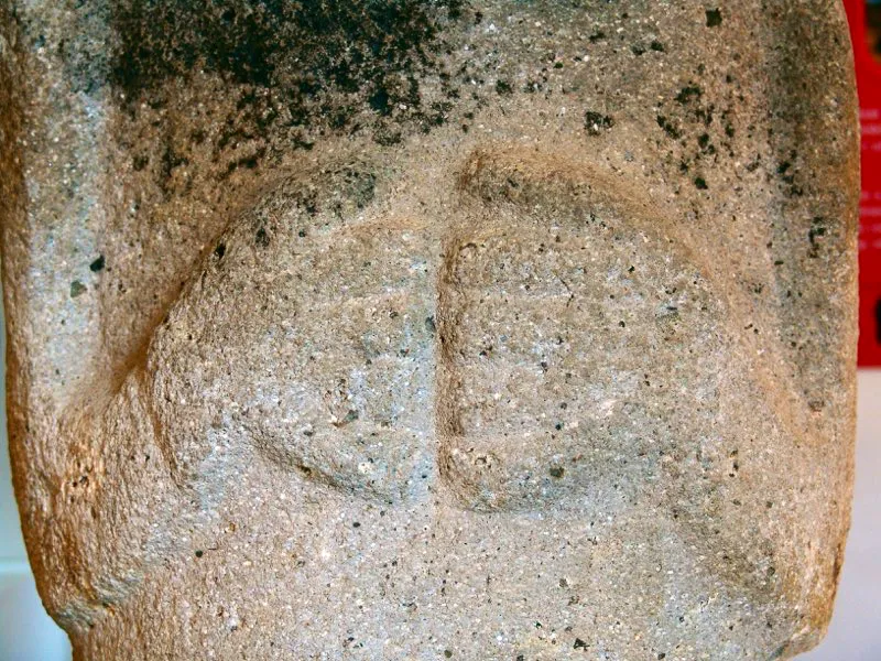Con pocas excepciones, las manos de las figuras humanas y muchas de las de animales, incluso las de las aves, están representadas con cierto naturalismo como manos humanas, con cinco dedos incluido el pulgar. En algunos casos se muestran por la palma, pero en su mayoría aparecen sencillamente puestas sobre el pecho, la mayoría de las veces cerradas formando puño, y de allí que en ellas solo se aprecien las primeras falanges, pero si están extendidas suelen verse claramente las uñas. Algunas figuras sostienen objetos, casi siempre peces, serpientes, niños o instrumentos relacionados con la masticación de coca. Algunas veces las manos están entrelazadas y, en varios ejemplos notables, cuando el personaje sostiene un bastón o un garrote, se muestran con naturalidad las puntas de los pulgares que emergen por detrás del artefacto.