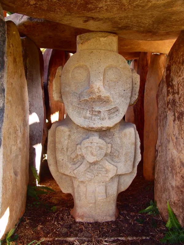 Figura con niño sobre sus rodillas, del Montículo Sur de la Mesita B del Parque Arqueológico de San Agustín. Probablemente ni esta ni las demás figuras con niños representan imágenes maternales, y es incluso dudoso que todas las estatuas con este atributo sean femeninas. Los infantes deben estar asociados con la fertilidad, pero también con la transformación y el uso de sustancias alucinógenas.