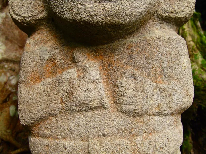 Detalles de estatuas de personajes con los implementos para la masticación de hojas de coca, a saber, una varita, en la mano derecha, y en la izquierda un recipiente que guarda cal, que adherida a la varita se lleva a la boca para la extracción de los alcaloides de la coca. El recipiente es usualmente un calabazo, o un caracol en la estatuaria, como los que llevan las figuras del Alto de Lavapatas.