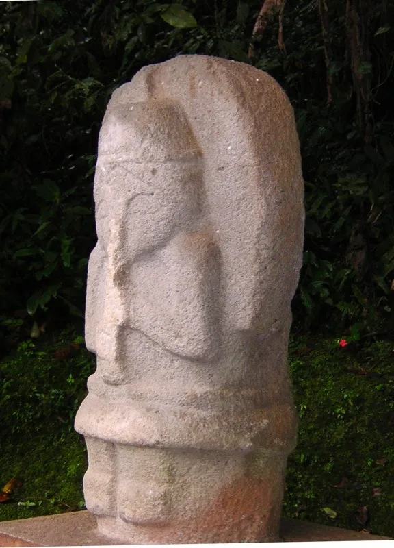 El “casquete esférico” —como lo describió Codazzi— que circunda la parte superior del cuerpo de la figura de la trompetista de El Cabuyal, sin duda es un componente importante de la estatua, que está concebida para cargarlo sobre la cabeza y espalda. Es muy probable que represente algo similar al tocado semicircular de una estatua de la Mesita C de Parque Arqueológico de San Agustín —extraordinaria versión del mono-serpiente— (ver páginas 109, 155, 224), y está asociado con la imagen del espíritu multiforme o doble yo que portan las estatuas de cargueros del Alto de las Piedras y el Alto de Lavapatas (ver páginas 194-199). Sin embargo, en este caso se trata de una representación vacía, sin imagen alguna, lo cual sin duda tiene implicaciones simbólicas relacionadas con los orígenes del género humano en el pensamiento indígena.