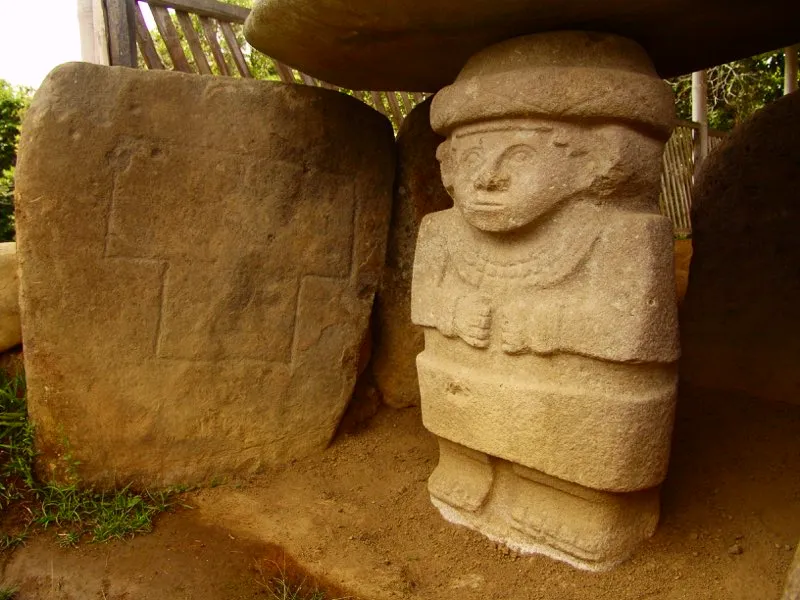 Figura probablemente femenina en el Alto de las Piedras, en Isnos. Preuss observó correctamente que la distribución por género de las estatuas se ve limitada “por no estar siempre el sexo tan claramente definido que se pueda reconocer con seguridad absoluta”. Reconocer con seguridad absoluta a una mujer por sus atributos físicos más específicos —vagina y/o senos— solo es posible en unas siete estatuas. Preuss supuso que algo parecido a una falda, una faja, un delantal corto, ligaduras bajo las rodillas, un banquito bajo para sentarse y una banda que ciñe la cabeza, serían señales de que se trata de una “deidad” femenina. Sin embargo, teniendo en cuenta que lo más notable de la indumentaria de las estatuas es la falta de ella o su ligereza, el sexo solo podría distinguirse con alguna seguridad por elementos de carácter simbólico.
