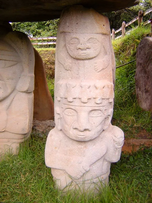 Guerreros del Montículo Noroeste de la Mesita B del Parque Arqueológico de San Agustín. En realidad, el único tributo que los identificaría como “guerreros” es la maza o clava que tienen en sus manos y, en otros casos como el de otras dos estatuas del Montículo Occidental de la Mesita A, el pequeño objeto esférico que empuñan en una de sus manos. Sin embargo, cada uno de estos objetos puede tener una interpretación alternativa, relacionada con la fertilidad. Para algunos antropólogos la maza puede ser una especie de “bate” similar al del juego de béisbol moderno, y el objeto esférico una pelota de caucho, como las que Preuss halló a principios del siglo xx entre los huitotos del río Putumayo. Dicha pelota se asocia con una fruta y con la luna, de la cual proviene la fertilidad.