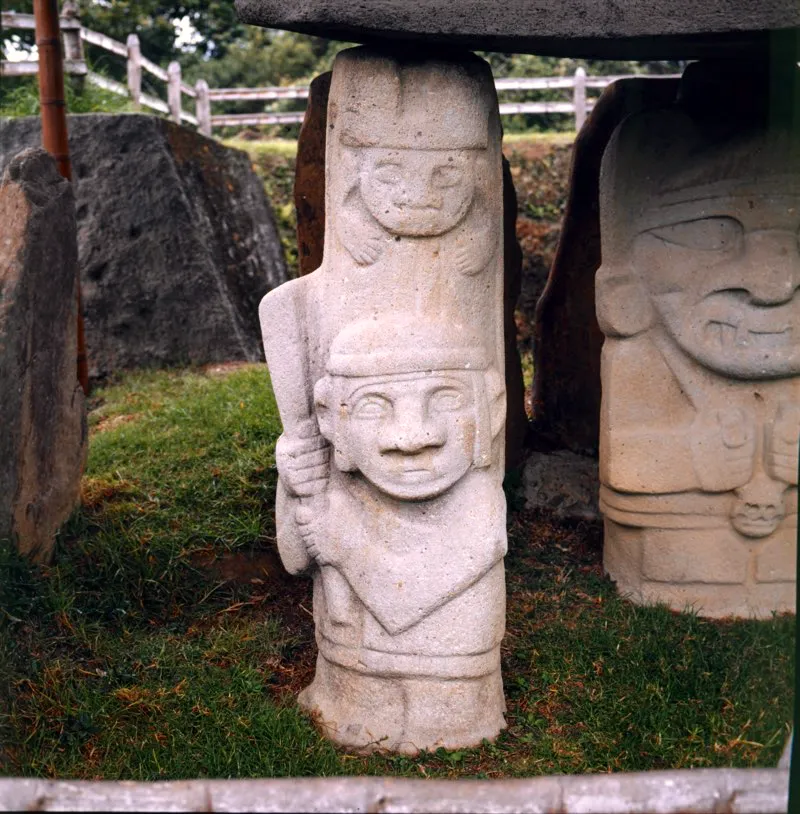 Guerreros del Montículo Noroeste de la Mesita B del Parque Arqueológico de San Agustín. En realidad, el único tributo que los identificaría como “guerreros” es la maza o clava que tienen en sus manos y, en otros casos como el de otras dos estatuas del Montículo Occidental de la Mesita A, el pequeño objeto esférico que empuñan en una de sus manos. Sin embargo, cada uno de estos objetos puede tener una interpretación alternativa, relacionada con la fertilidad. Para algunos antropólogos la maza puede ser una especie de “bate” similar al del juego de béisbol moderno, y el objeto esférico una pelota de caucho, como las que Preuss halló a principios del siglo xx entre los huitotos del río Putumayo. Dicha pelota se asocia con una fruta y con la luna, de la cual proviene la fertilidad.