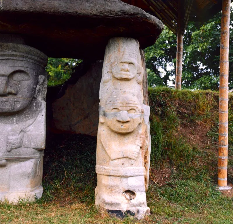 Guerreros del Montículo Oriental de la Mesita A del Parque Arqueológico de San Agustín. Trátese de guerreros o de jugadores, estas peculiares imágenes de la estatuaria deben interpretarse en conjunto y en sus detalles particulares. Un detalle son los adornos que varias de ellas llevan sobre su frente, todos ellos con la forma de aves esquematizadas y que los asocian con el vuelo. Otro es la carencia de fauces animales y el relativo realismo de los rostros, con la salvedad de que la boca sin labios y la forma de la nariz destacan la afinidad de los seres humanos de la estatuaria con los monos. Pero el más importante es el ser que llevan sobre sus cabezas y que los integra a un grupo de estatuas de simbología compleja. Conocida en la literatura arqueológica como “doble yo”, dicha figura incorpora partes de distintos animales.