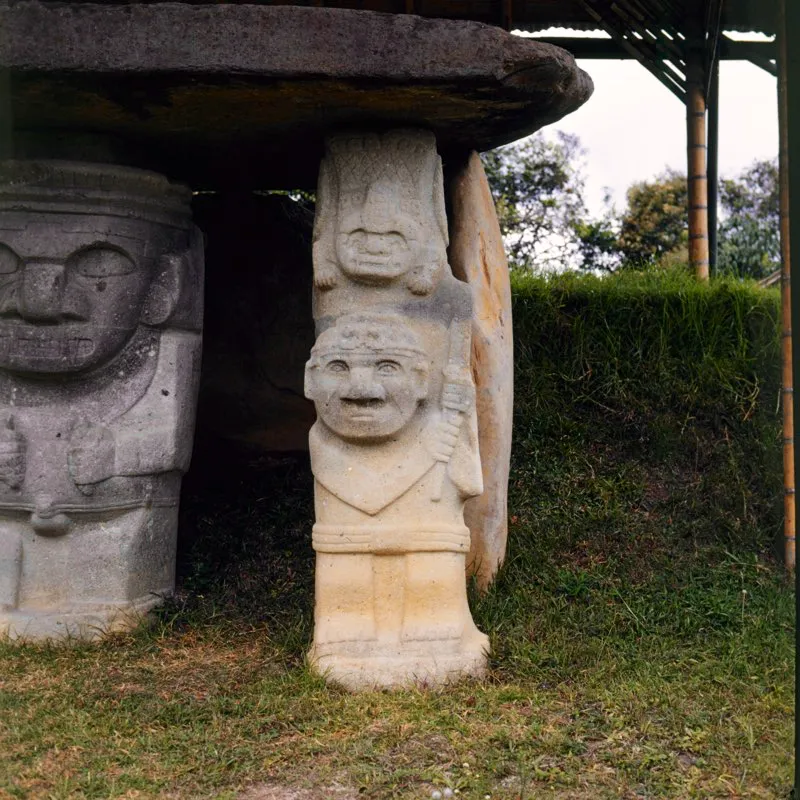 Guerreros del Montículo Oriental de la Mesita A del Parque Arqueológico de San Agustín. Trátese de guerreros o de jugadores, estas peculiares imágenes de la estatuaria deben interpretarse en conjunto y en sus detalles particulares. Un detalle son los adornos que varias de ellas llevan sobre su frente, todos ellos con la forma de aves esquematizadas y que los asocian con el vuelo. Otro es la carencia de fauces animales y el relativo realismo de los rostros, con la salvedad de que la boca sin labios y la forma de la nariz destacan la afinidad de los seres humanos de la estatuaria con los monos. Pero el más importante es el ser que llevan sobre sus cabezas y que los integra a un grupo de estatuas de simbología compleja. Conocida en la literatura arqueológica como “doble yo”, dicha figura incorpora partes de distintos animales.