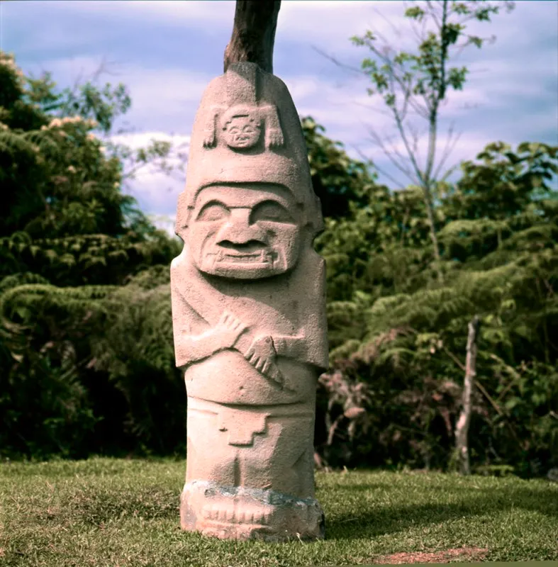 Figura de un guerrero del Alto de las Piedras, en la que puede verse con mayor claridad la fase inicial de la metamorfosis del ser que cargan algunas estatuas sobre su cabeza, hombros y espalda. Es el mono-serpiente, ubicuo en la estatuaria.