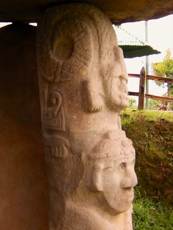 Los guerreros del Montículo Oriental de la Mesita A del Parque Arqueológico de San Agustín muestran una fase crucial en la metamorfosis del mono-serpiente. Por el frente, directamente sobre el rostro del guerrero, aparece su parte superior, con sus dos brazos, ojos cerrados de animal muerto, un penacho sobre la cabeza y, a diferencia de otras representaciones, con fauces animales. El cuerpo de la serpiente, decorado con franjas de círculos y motivos reticulares, parece dividirse en dos –efecto técnico común en el arte prehispánico para mostrar dos lados de un mismo animal-, para terminar, luego de enroscarse, en la cabeza de otro animal cuyas características fauces de afilados dientes, ojos realzados y hocico terminado en exagerada punta que forma una voluta, lo identifican claramente como un caimán con brazos y manos humanos.