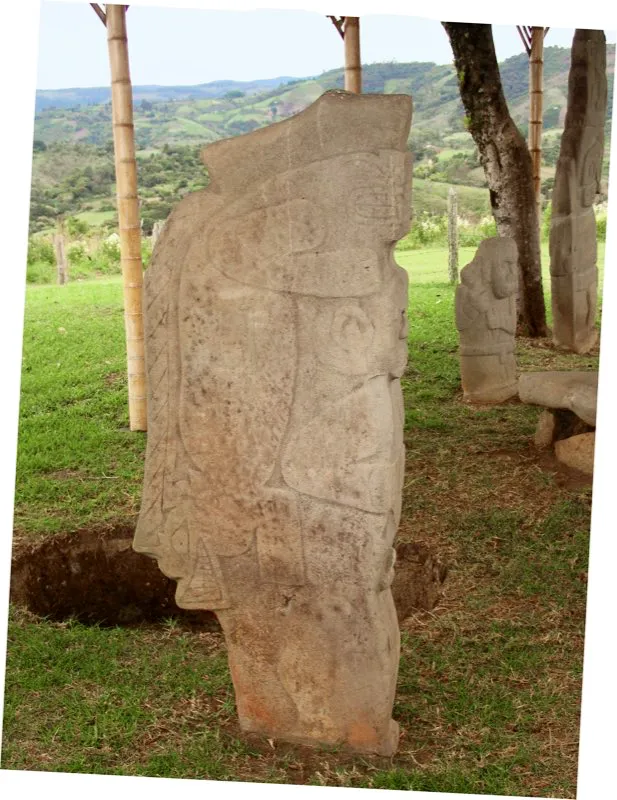 La posición de esta figura y el fardo que lleva no deja duda de que se trata de cargueros chamanísticos. Transporta un ser compuesto, última fase de la metamorfosis del mono-serpiente. En la estatua del Alto de Lavapatas, esta , el mono-serpiente aparece particularmente amenazador con sus prominentes fauces animales, y desarrolla una cresta que se extiende por el dorso del ser, ahora con cuerpo de caimán. En la naturaleza esta cresta es característica de ciertos lagartos como la iguana, aunque también podría corresponder a las grandes escamas que tiene el caimán a lo largo de la parte superior de la cola. De toda esta transformación resulta un nuevo ser de la fauna mítica de la estatuaria del Macizo Colombiano: el mono-serpiente-caimán.