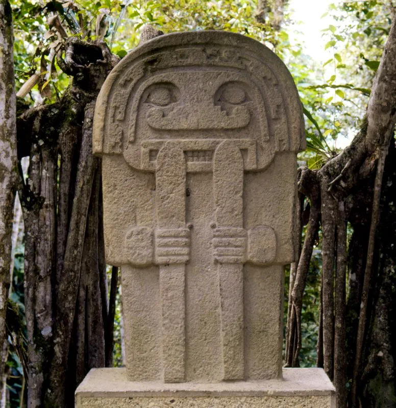 Esta estatua, procedente de la Mesita C del Parque Arqueológico de San Agustín, está concebida casi exclusivamente como una composición de figuras geométricas e ilustra la singular relación que existe en la estatuaria entre la realidad percibida en la naturaleza y las formas abstractas e imaginarias. Como suele ser el caso en el arte prehispánico americano en general, la imagen figurativa (un mono, una serpiente, un ave) siempre expresa ideas abstractas, y a su vez las formas abstractas y geométricas (el círculo, el triángulo, la espiral, la cruz, el ritmo geométrico) invariablemente remiten a formas naturales y orgánicas. Virtualmente todas las figuras geométricas del arte del Macizo Colombiano son síntesis de animales directamente asociados con la transformación y la fertilidad.