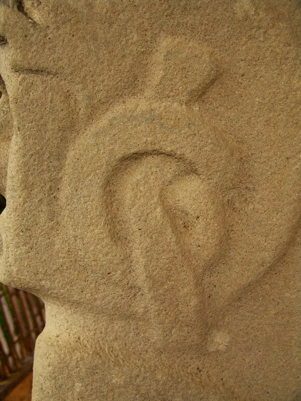 Los lazos anudados que ostentan varias figuras parecen integrar lo funcional, lo decorativo y lo simbólico. Los cargueros con el Espíritu Multiforme a cuestas del Alto de Lavapatas y el Alto de las Piedras tienen dichos lazos a la altura de las orejas para ajustar o adornar una especie de montera o pasamontañas, accesorio que se repite en una estatua de Uyumbe.