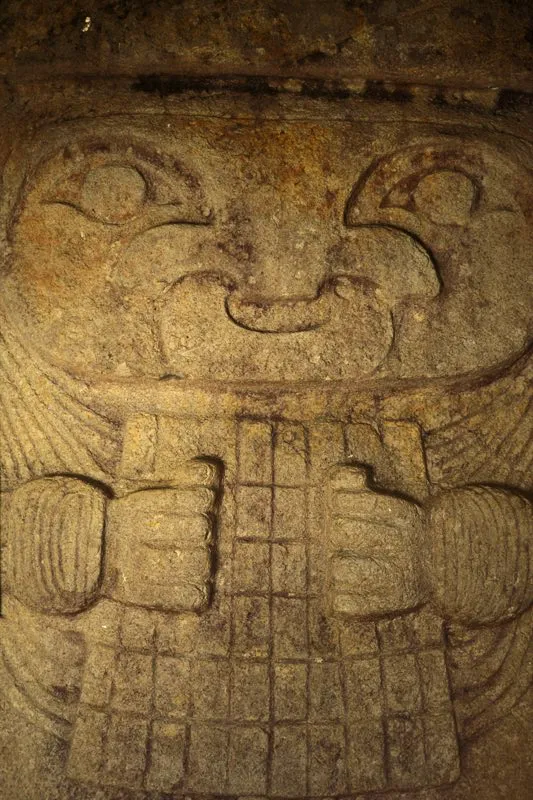 Excepto quizá por la ostentosa figura femenina de El Tablón (en la foto) y el escultor de Quebradillas, los personajes de la estatuaria son pobres en ornamentos, en contraste con la riqueza y vistosidad de estos en otras zonas arqueológicas de Colombia.