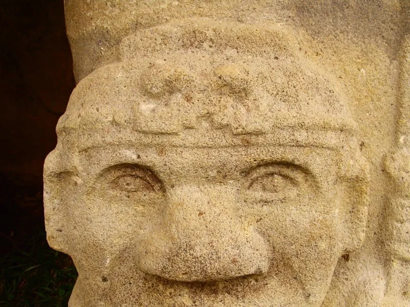 Algunas estatuas llevan como adorno figuras de ave en síntesis geométrica, como la diadema del guerrero del Montículo Oriental de la Mesita A.