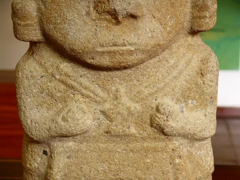 Algunas estatuas llevan como adorno figuras de ave en síntesis geométrica, como el pendiente que muestra una estatua del Montículo Sur de la Mesita B del Parque Arqueológico de San Agustín.