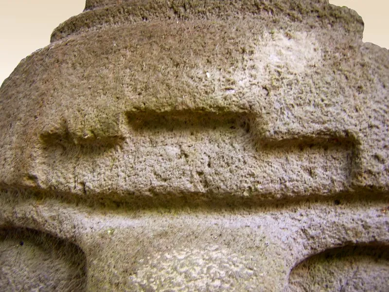 La forma de pirámide escalonada como remate de las figuras presenta variaciones interesantes. En la mayoría de los casos la pirámide escalonada se encuentra dando forma al tocado o peinado de las estatuas, sean masculinas o femeninas.