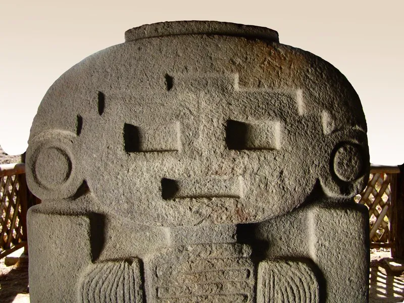 La forma de pirámide escalonada como remate de las figuras presenta variaciones interesantes. En la mayoría de los casos la pirámide escalonada se encuentra dando forma al tocado o peinado de las estatuas, sean masculinas o femeninas.