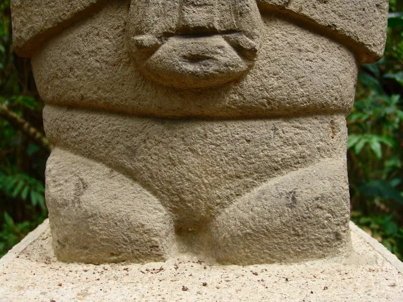 Esta figura del “mundo de arriba” tiene su correspondencia en el “mundo de abajo” en un tipo de taparrabos que pasa por entre las piernas. Esto sugiere que el taparrabos, tanto escalonado como curvo, pese a ser prenda masculina, tendría una simbología femenina, relacionada con la tierra. Es posible que así sea, si se piensa en esta pieza como envoltura o cobertura del falo. Así, el rostro humano que cubre a manera de taparrabos la parte baja del vientre de una estatua solar de la Mesita B es femenino y se confirma la referencia simultánea en la estatuaria a los dos principios fundamentales de la fertilidad.