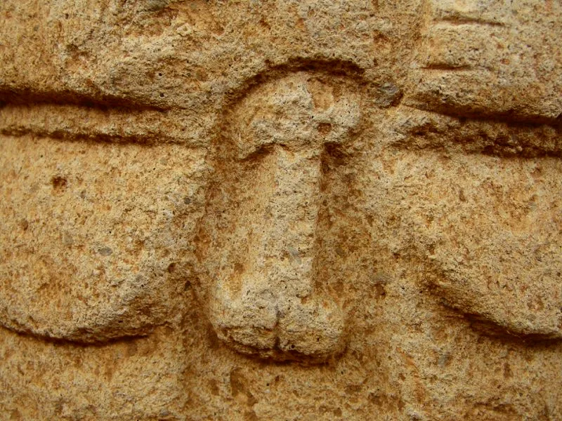 Varias figuras llevan por todo atuendo un cordón cuya función es mantener el miembro viril apuntando hacia arriba, erecto y adherido al vientre. En los cordones de la estatuaria parece haber una alusión al Espíritu Multiforme, y en particular a la serpiente y al elemento femenino, resaltada por la forma de los nudos con que se atan. No puede dejar de mencionarse, además, la similitud de dos rasgos de la figura humana, uno en la parte superior del cuerpo y otro en la inferior: la nariz y el falo sostenido por un cordón. Los dos elementos —nariz y falo— reproducen la forma básica de la pirámide escalonada.