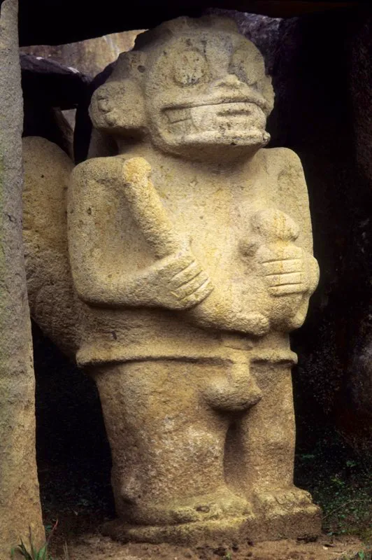 Varias figuras llevan por todo atuendo un cordón cuya función es mantener el miembro viril apuntando hacia arriba, erecto y adherido al vientre. En los cordones de la estatuaria parece haber una alusión al Espíritu Multiforme, y en particular a la serpiente y al elemento femenino, resaltada por la forma de los nudos con que se atan. No puede dejar de mencionarse, además, la similitud de dos rasgos de la figura humana, uno en la parte superior del cuerpo y otro en la inferior: la nariz y el falo sostenido por un cordón. Los dos elementos —nariz y falo— reproducen la forma básica de la pirámide escalonada.