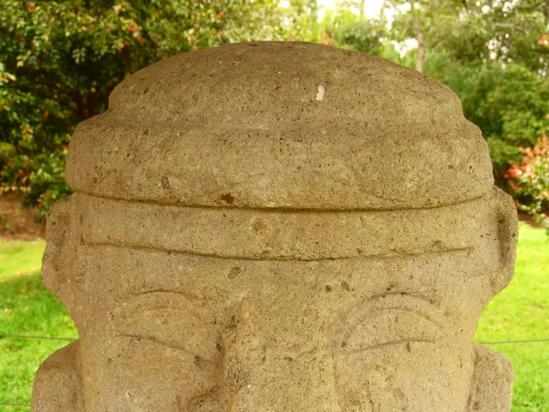 El principio femenino está sintetizado en la estatuaria por formas y decoraciones propias de las serpientes. El motivo reticular aparece en la falda de algunas figuras femeninas y en la banda que ciñe la cabeza de cerca de veinte estatuas, que por este detalle se identifican como femeninas. Curiosamente, sin embargo, la banda reticulada o los lazos entrelazados en la cabeza nunca coinciden con el cabello dividido en medio de la frente —rasgo femenino—.