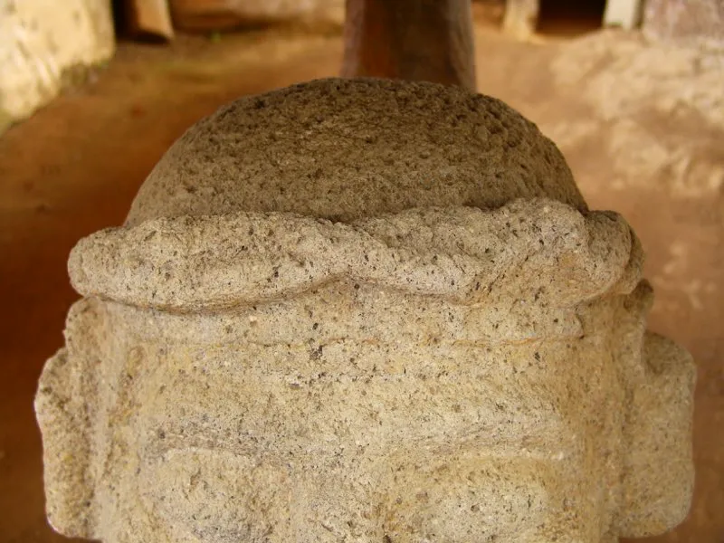 El principio femenino está sintetizado en la estatuaria por formas y decoraciones propias de las serpientes. El motivo reticular aparece en la falda de algunas figuras femeninas y en la banda que ciñe la cabeza de cerca de veinte estatuas, que por este detalle se identifican como femeninas. Curiosamente, sin embargo, la banda reticulada o los lazos entrelazados en la cabeza nunca coinciden con el cabello dividido en medio de la frente —rasgo femenino—.