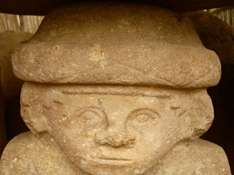 El principio femenino está sintetizado en la estatuaria por formas y decoraciones propias de las serpientes. El motivo reticular aparece en la falda de algunas figuras femeninas y en la banda que ciñe la cabeza de cerca de veinte estatuas, que por este detalle se identifican como femeninas. Curiosamente, sin embargo, la banda reticulada o los lazos entrelazados en la cabeza nunca coinciden con el cabello dividido en medio de la frente —rasgo femenino—.