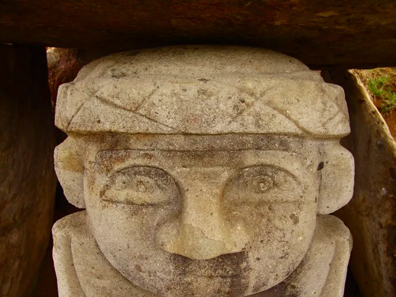 El principio femenino está sintetizado en la estatuaria por formas y decoraciones propias de las serpientes. El motivo reticular aparece en la falda de algunas figuras femeninas y en la banda que ciñe la cabeza de cerca de veinte estatuas, que por este detalle se identifican como femeninas. Curiosamente, sin embargo, la banda reticulada o los lazos entrelazados en la cabeza nunca coinciden con el cabello dividido en medio de la frente —rasgo femenino—.