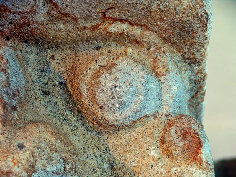 Los ojos pueden ser de un fino naturalismo, o estar construidos mediante ingeniosas combinaciones geométricas y orgánicas siempre distintas. Tal variedad es significativa en términos artísticos, pero es improbable que los escultores hubieran tenido la libertad de dejar volar la imaginación al ocuparse de estos rasgos del rostro. Abiertos o cerrados, humanos o animales, realistas o fantásticos, cada diseño seguramente tiene un simbolismo muy preciso. De las cerca de 150 estatuas de San Agustín e Isnos que pueden identificarse como imágenes humanas, solo unas veinte tienen ojos humanos abiertos, invariablemente sin indicación de pestañas, y de ellas no más de seis tienen sus elementos completos.