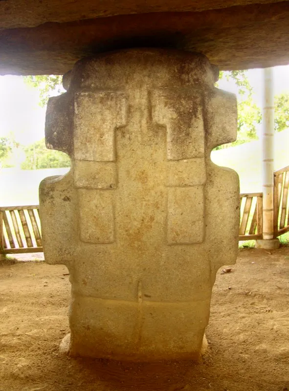 Un número considerable de estatuas, entre ellas al menos dos figuras femeninas, muestra un par de cintas o bandas que caen paralelas por la espalda, desde el cuello o la cabeza hasta la cintura.