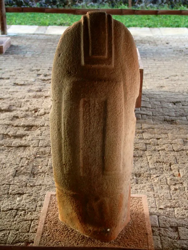 Un número considerable de estatuas, entre ellas al menos dos figuras femeninas, muestra un par de cintas o bandas que caen paralelas por la espalda, desde el cuello o la cabeza hasta la cintura, algunas sin decoración, como en una estatua de la Mesita B del Parque de San Agustín.