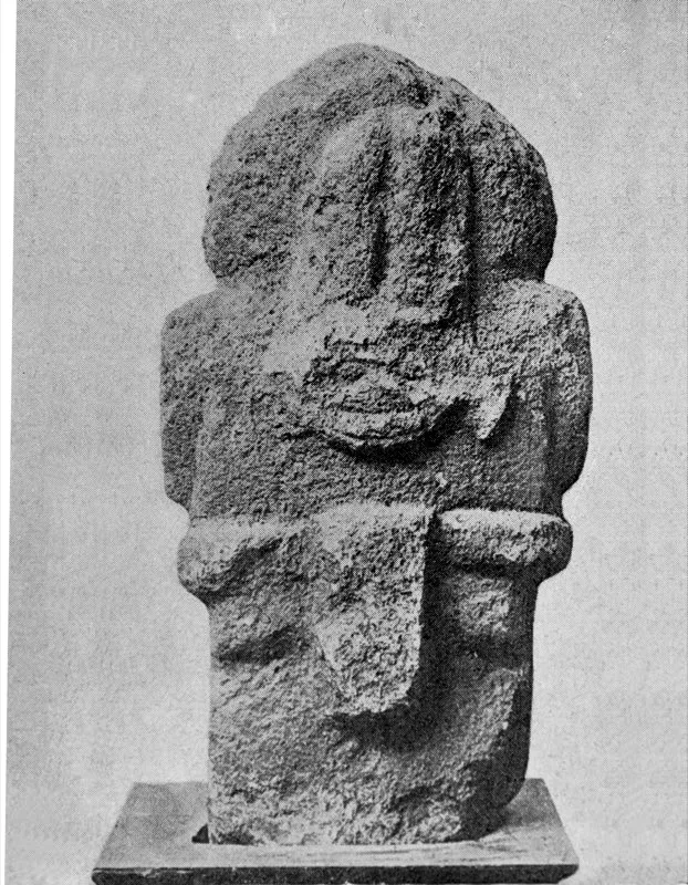 En sus exploraciones de 1913-14, Konrad Preuss dice haber hallado al oeste del río Jabón esta estatua, que llevó al Museo de Berlín. La describe como “pequeña de varón, bastante deteriorada”, y llama la atención sobre las dos cintas que bajan de la cabeza y terminan en una cabeza de mono. Evidentemente se trata de una nueva versión del mono-serpiente como espíritu protector, con dos cuerpos de serpiente y una sola cabeza.