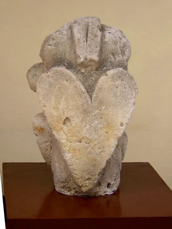El corazón adquiere su forma más simple —e idéntica a nuestra moderna síntesis geométrica de ese órgano— en una estatua procedente de El Jabón, muy deteriorada en su cara frontal.