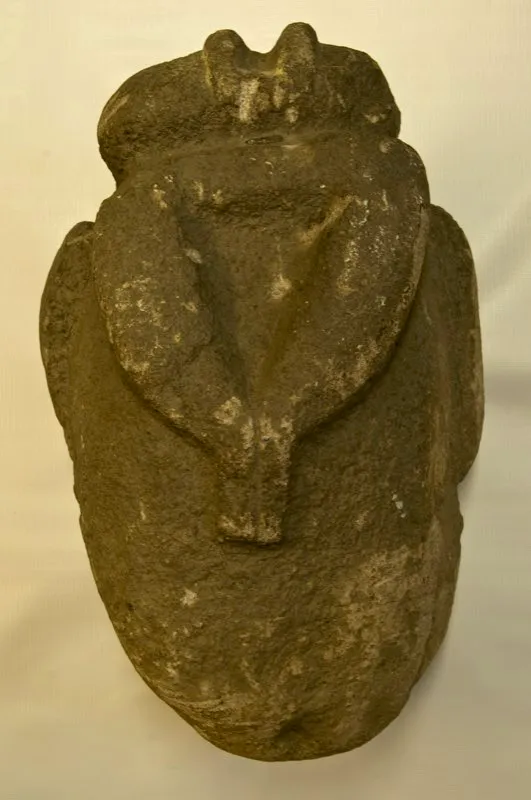 La estatua del río Jabón es, en términos iconográficos, el punto inicial de la transformación del mono-serpiente y las dos cintas de la espalda en el misterioso corazón que muestran algunas figuras. El siguiente paso se encuentra en esta estatua, hallada en la vereda Páez de Tierradentro, en la cual las cintas adoptan una forma circular y se unen en un solo cuerpo en su extremo inferior.