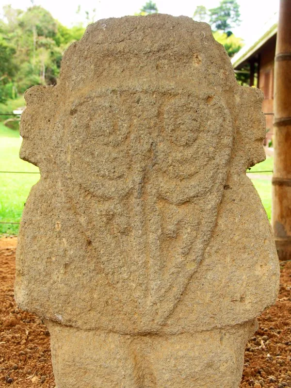 En una estatua que hoy se encuentra en el Alto de los Ídolos (c), el mono-serpiente y las cintas se transforman en una compleja figura con clara forma de corazón y diseños en espiral dispuestos simétricamente en su interior.