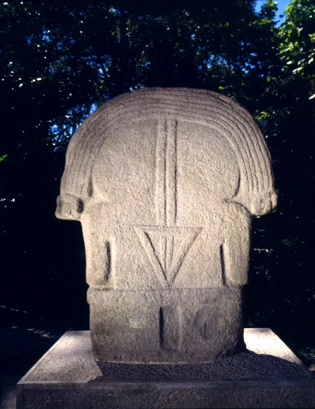 La magnífica estatua con gran diadema circular de la Mesita C del Parque de San Agustín, tiene en la espalda la figura de una “flecha”, que hemos descrito como síntesis geométrica del mono-serpiente. En este caso, la “flecha” se convierte, en un nuevo nivel de abstracción, en síntesis geométrica del corazón. El mono-serpiente, entonces, está representado tres veces en esta figura.