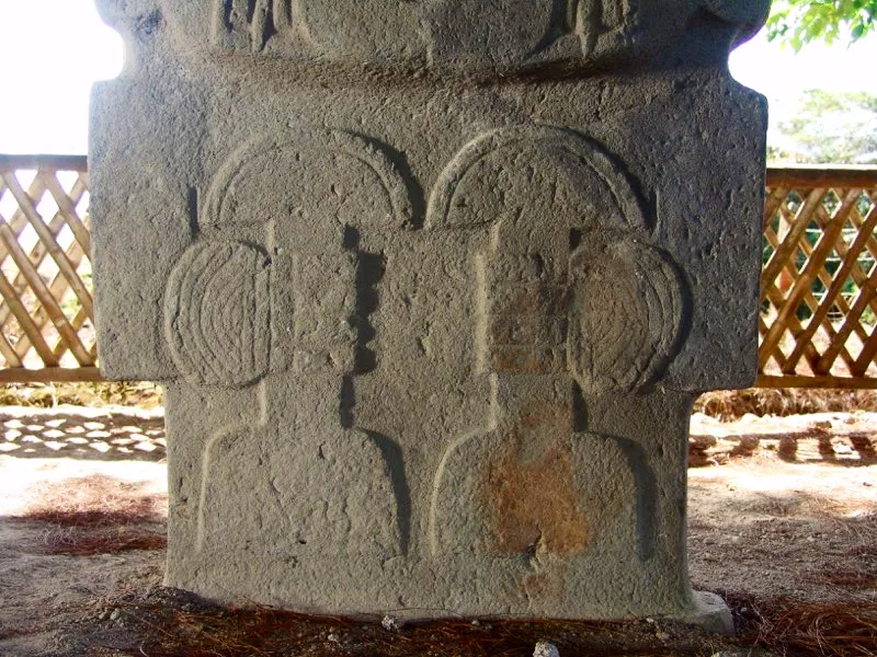 Detalles de la figura del escultor de Quebradillas. Sus instrumentos (obviamente queda descartado que se trate de “cetros”). Refiriéndose al que lleva en la mano derecha una estatua de la Mesita A del Parque de San Agustín, Carlos Cuervo Márquez habló de “un utensilio que parece de trabajo” y que “puede ser un cincel, como creen algunos”. Sin embargo, prefirió la versión de que se trataba de un cuchillo ceremonial del Perú prehispánico, con la parte afilada hacia arriba y semejante a la de un hacha. Con todo, la forma del extremo inferior de las herramientas de esta estatua haría suponer que era esta la parte cortante, mientras la superior sería en realidad su mango redondeado.